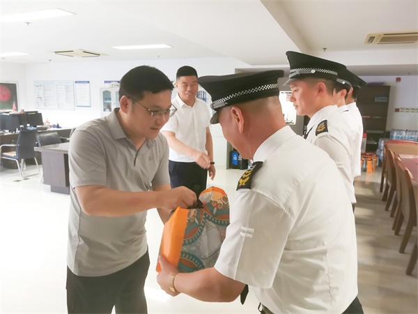 為酷暑“降”溫，讓愛(ài)心“升”溫...